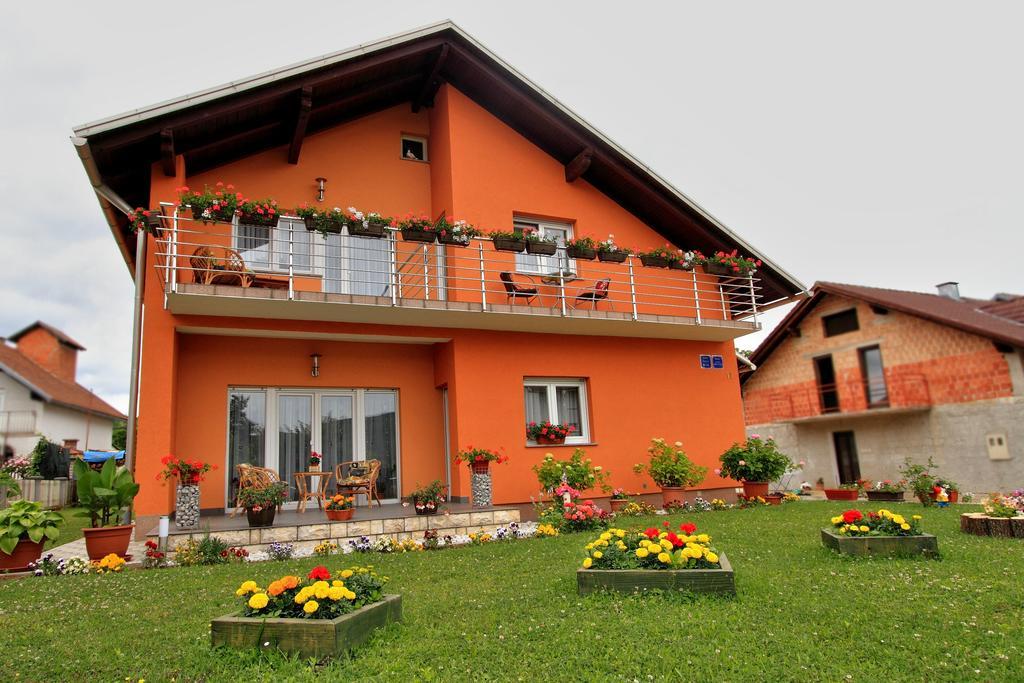 Vila Julija - Apartment & Rooms Otočac Exterior foto